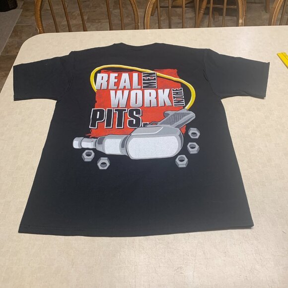 Real Men Work In The Pits T Shirt Medium - Picture 1 of 8